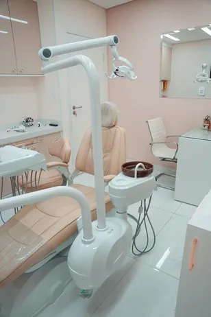 Consultório de atendimento, com a cadeira e o equipamento