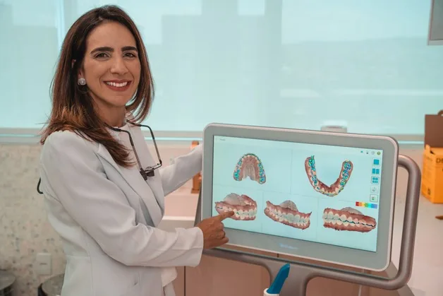 Dra. Caroline Bianchi mostrando o escaneamento 3D da boca na tela