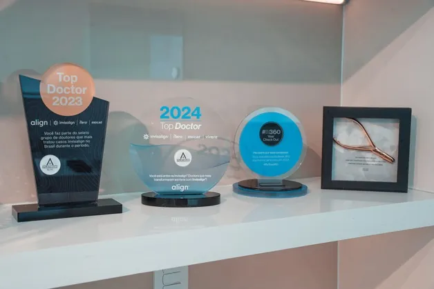 Prateleira da clínica com placas e troféus